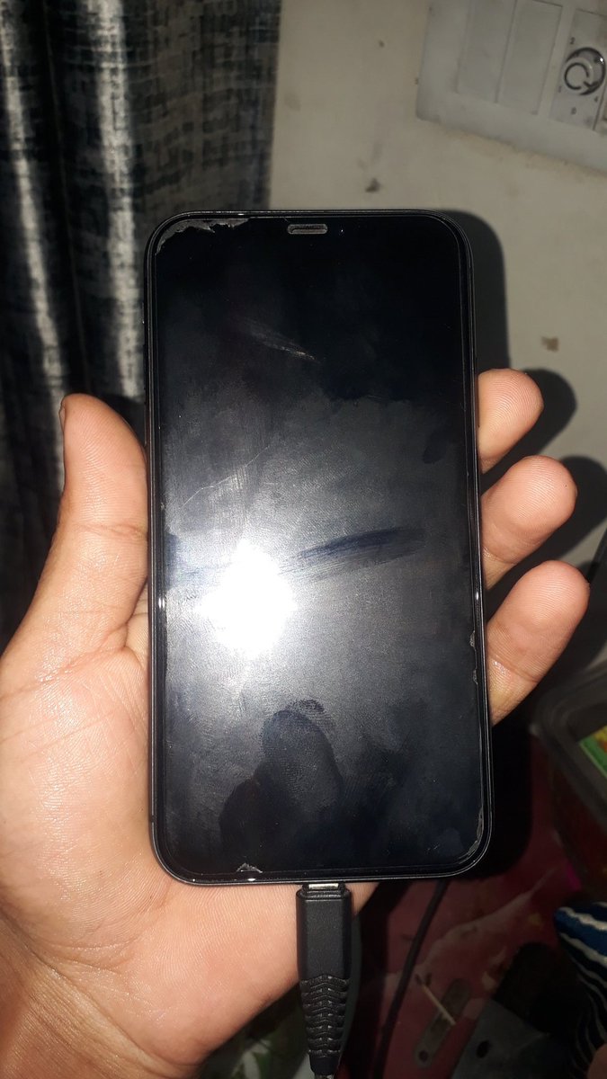 Yo_netam_27's tweet photo. @ZoomexOfficial My first iPhone was the iPhone 11, which I got in 2019.
I still donโt want to sell it because it holds memories of my first job, my first love, and all the biggest struggles Iโve been through.
That phone isnโt just a device โ itโs a part of my journey.#ZoomexStory #MyFirstIPhone https://t.co/z1NRqdbqP6