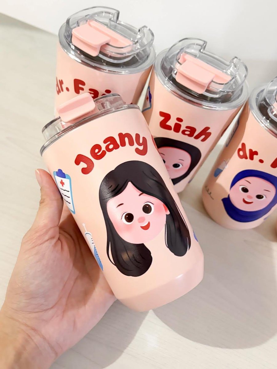 MikhaylaZ92797's tweet photo. MUG KOPI CUSTOM SIZE BESAR 380ML 😍✨
Biasanya aku upload hasil custom mug kopi size kecil 280ml tapi kali ini, aku mau share hasil custom size 380ml 💕
Perfect size untuk yang suka ngopi hehe untuk gambar seperti biasa ya bisa custom nanti admin bantu buatin!! Lucu lucu banget https://t.co/FOLjaw0iLR
