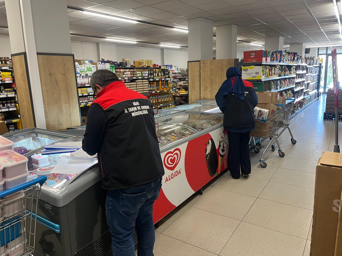 agritarimgovtr's tweet photo. Halk sağlığını ve gıda güvenilirliğini korumak amacıyla İlimiz genelinde denetimlerimiz devam ediyor.
🔎 Ürünlerin muhafaza koşulları, son tüketim tarihleri ve hijyen şartları kontrol ediliyor.
Denetimlerimiz sürecek.
@TCTarim 
@ibrahimyumakli 
@GidaveKontrolGM 
@mehmethsyngl https://t.co/fsX6LRV1Fo