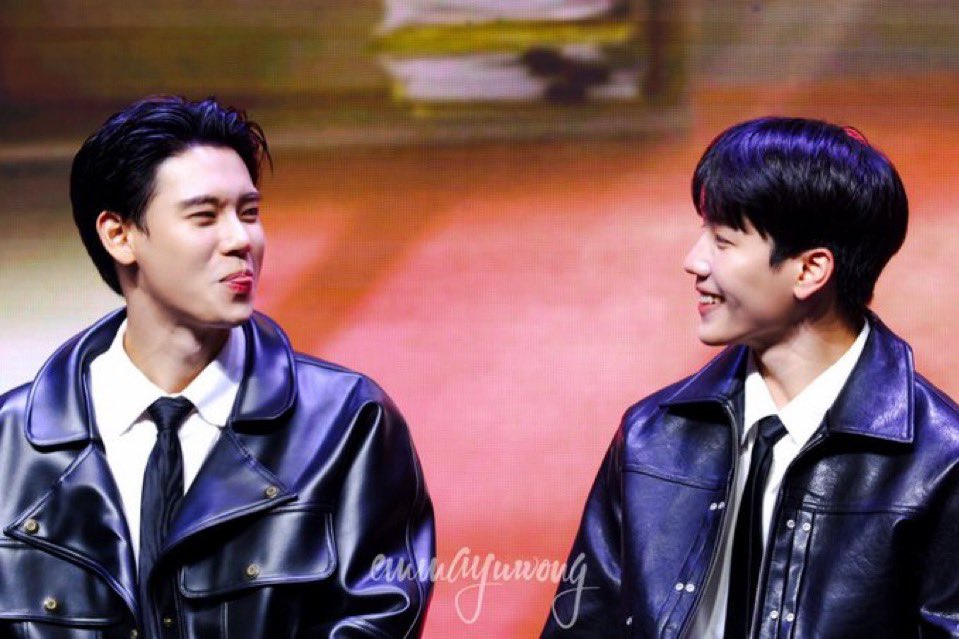 2226_YW's tweet photo. ถ้าคุณเห็นผุ้หญิงสูงวัยนั่งยิ้มให้โทรศัพท์ บางที่ผู้หญิงคนนั้นอาจจะไม่ได้คุยกับแฟน แต่แค่เติมเกย์กับรุปนี้ https://t.co/Fz77jrkC1K