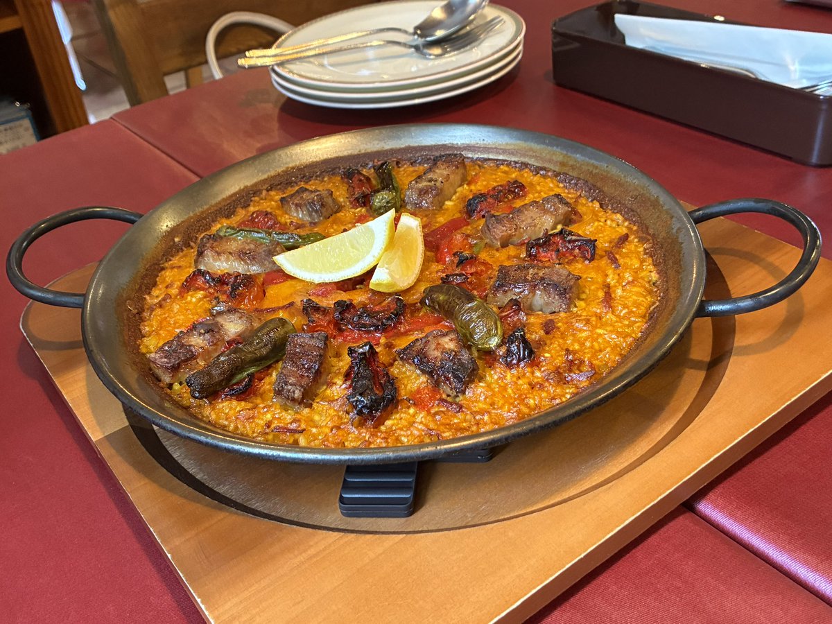 mettyasizen's tweet photo. 三重　土砂降りのスペイン村に行き、ジェットコースターに乗れずひたすら食べた
パエリアが超美味しく、チュロスが超美味しくない https://t.co/z5c1hnRDR0