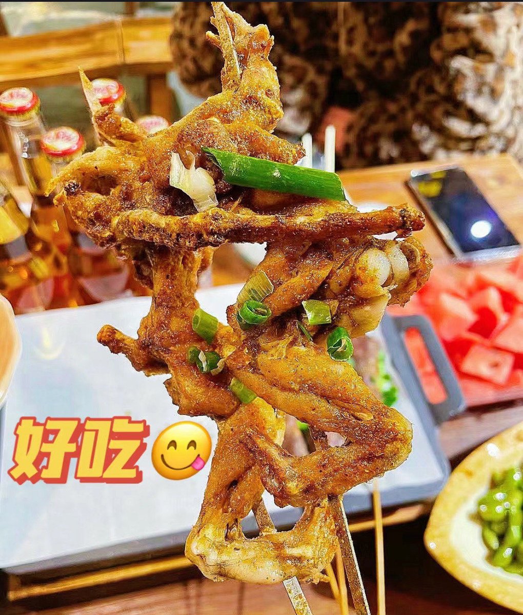 ailoe298616's tweet photo. [Crispy fried squid skewers on a busy street corner—warm, savory, and the perfect snack fix! ]， https://t.co/gXPve8UpsE
