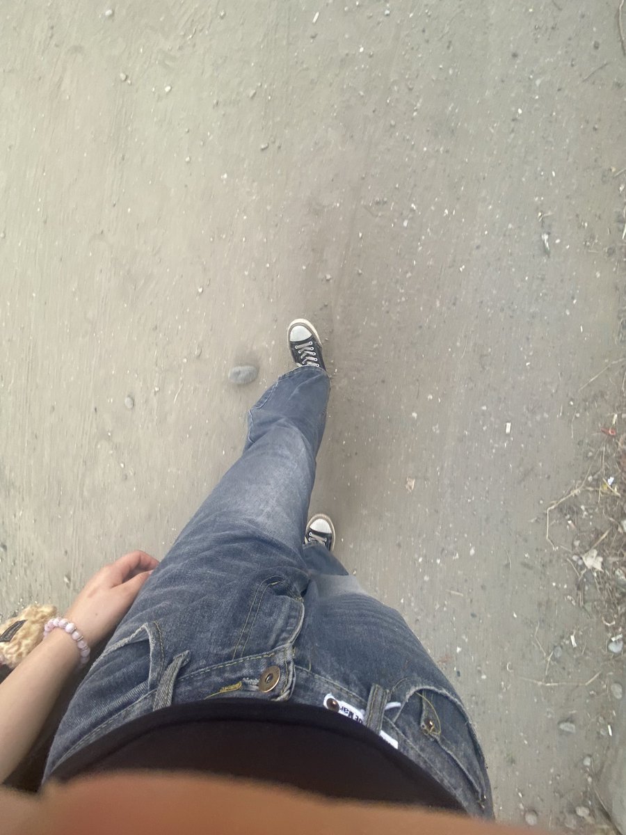 wertu_y's tweet photo. слушаю книгу сложная история любви юкихико нисино мне нравится, сегодня гуляла и сидела в парке читала сегодня думаю закончить аудиокнигу, я их быстро слушаю и легко. оч спешная фотка ног вышла. спокойно день начался.все супер .всем пок 🪷🪷 https://t.co/1OkY7JFnv9