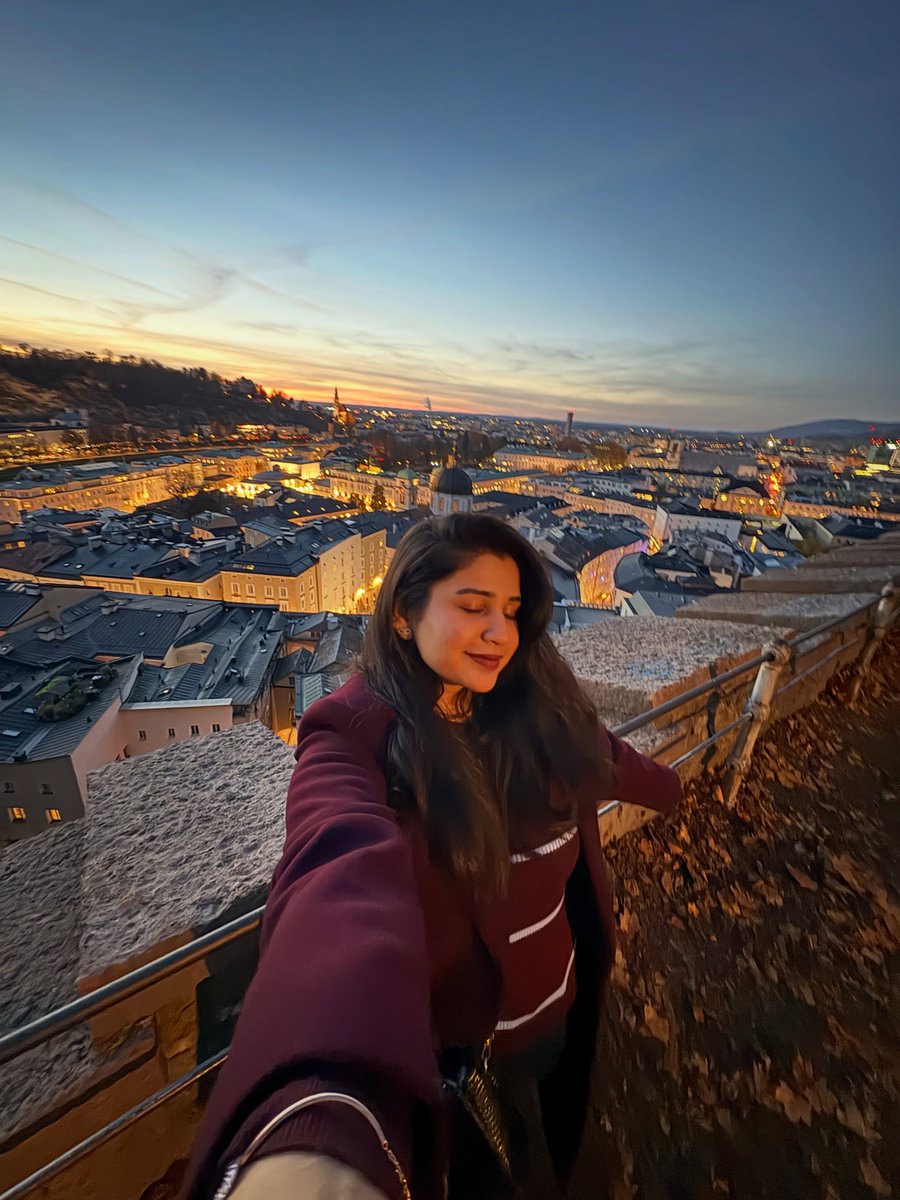 MeErA0312's tweet photo. Aesthetic &amp; Chill
Chasing sunsets and city views. 🌇✨ There’s something magical about this hour.
#GoldenHour #SunsetViews #TravelDiaries #CityVibes https://t.co/N3WoyXCUCf