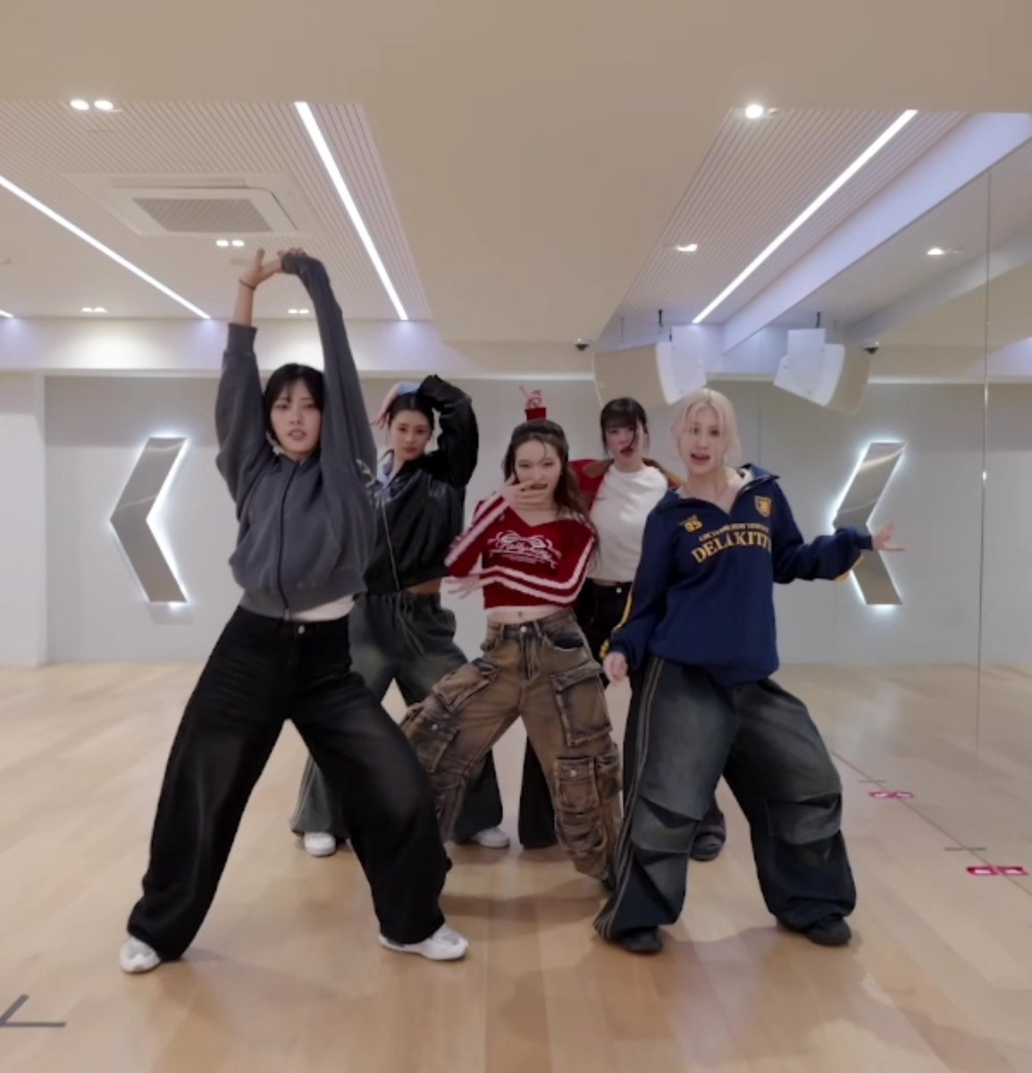 MVG_BASE's tweet photo. 💌 : 5/8, some of the members of MVG have been introduced, we are all just waiting for the rest who have not been introduced, they are very beautiful and talented. https://t.co/ImEmJzc8to