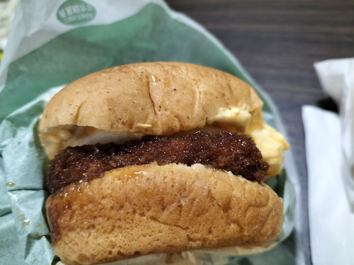 2j2ii's tweet photo. ケンタッキーの月見和カツタルタルバーガー食べたよ🍔めっちゃおいしかった🤤好き！ https://t.co/QAvEe5jC7D