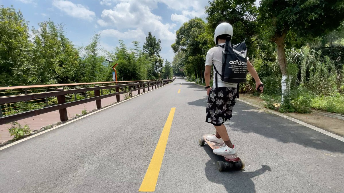 honen240122's tweet photo. Used to take 30 mins to commute by bus. Now I ride my e-scooter to work in 10 mins—free u0026 way more fun! https://t.co/7W0LIwQjSO