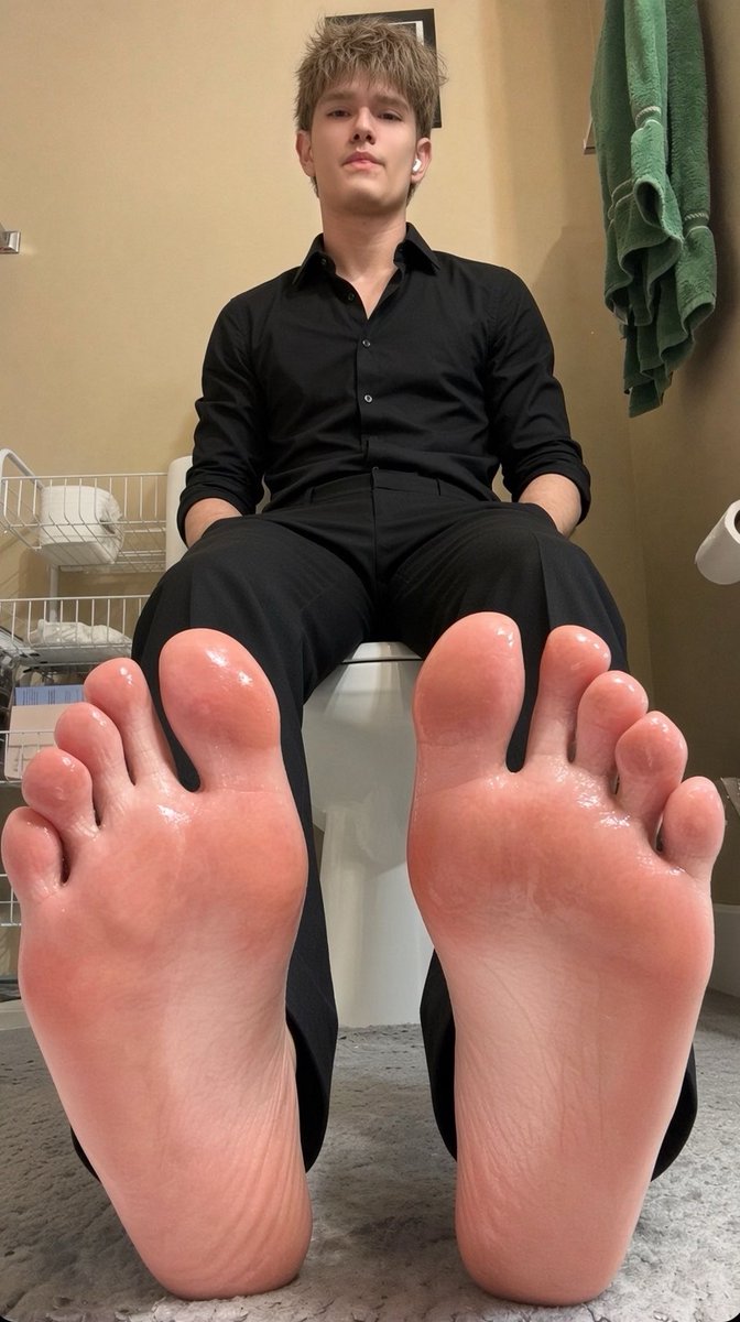 GodFeet_'s tweet photo. You belong kneeled down worshipping my soles 😈👣 

#feet #feetfetısh #findom #malefeet https://t.co/3Yak1sjZkp