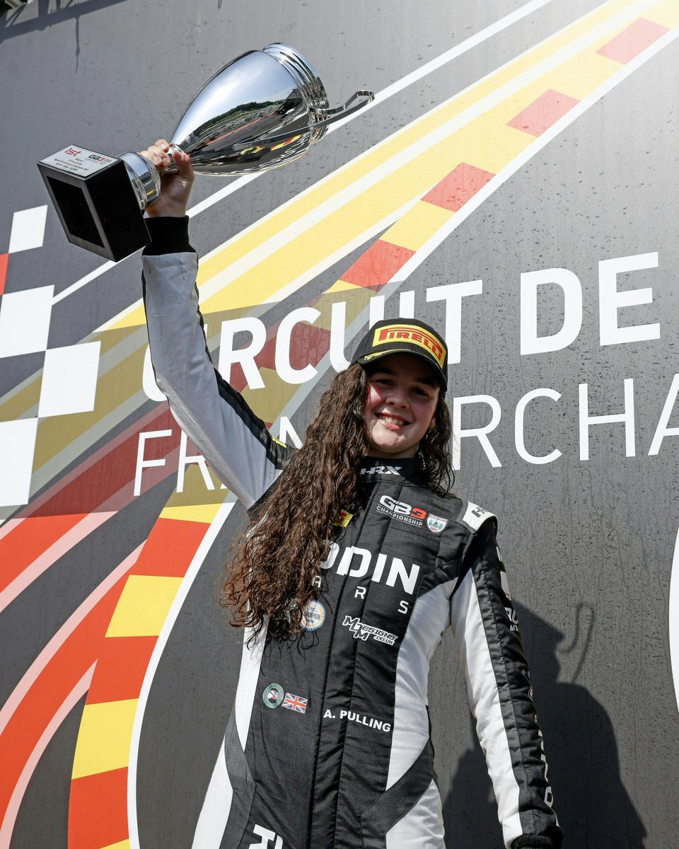 PullingForever's tweet photo. These are the images we should be putting up in Time Square, not photos which sexualise and dehumanise female athletes, photos taken of an athlete who's worked incredibly hard to get to where she is now and who inspires young women across the world https://t.co/2fyMootOl6