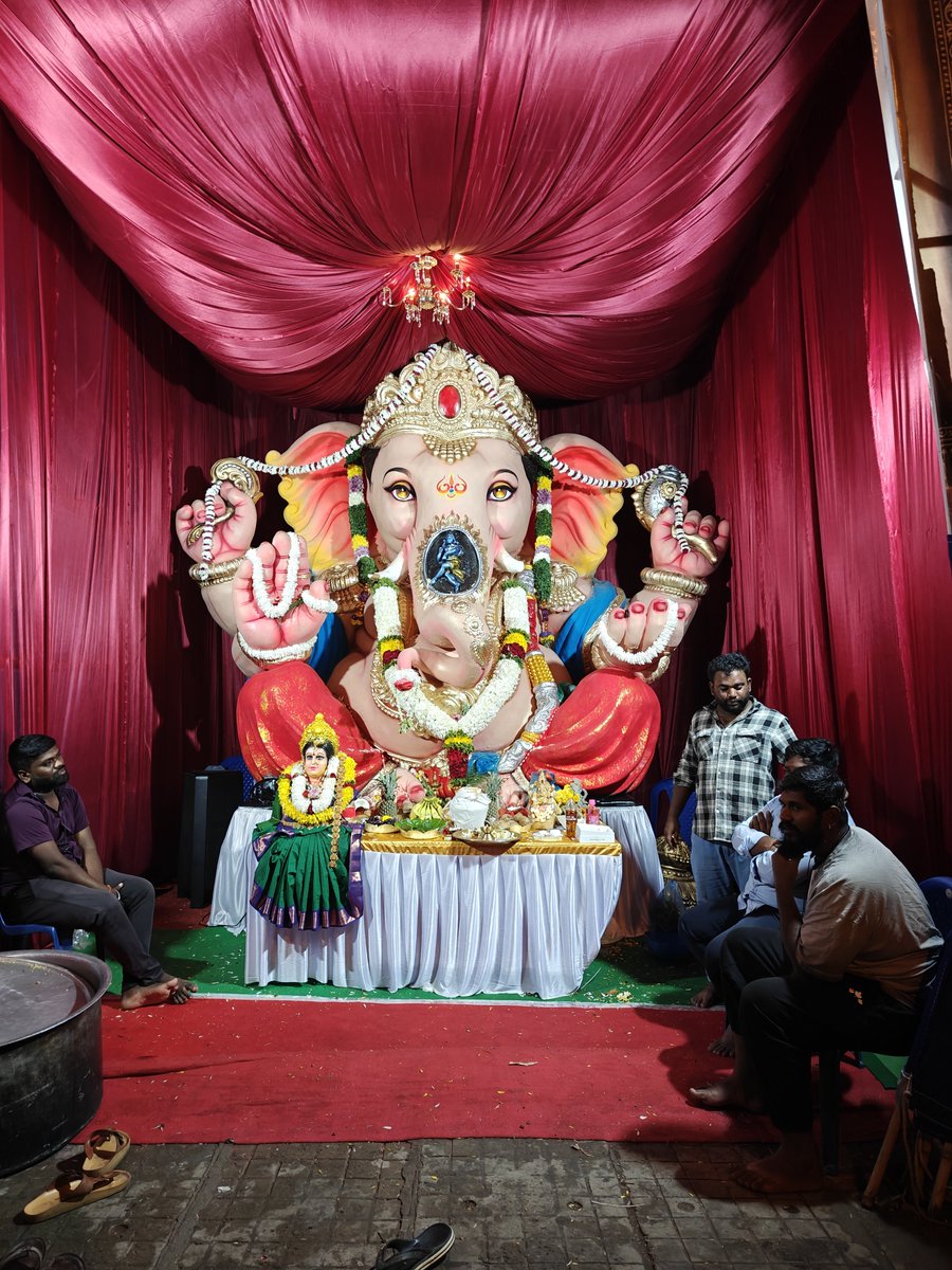 the_3d_ai_guy's tweet photo. 1 km in and realised - "Dang I'm in slippers" - now no going back

Ganesh Mandap hopping was never a part of the plan - but bruh - those were one of the most peaceful breaks I've ever taken. https://t.co/vi5OE6Fa7l