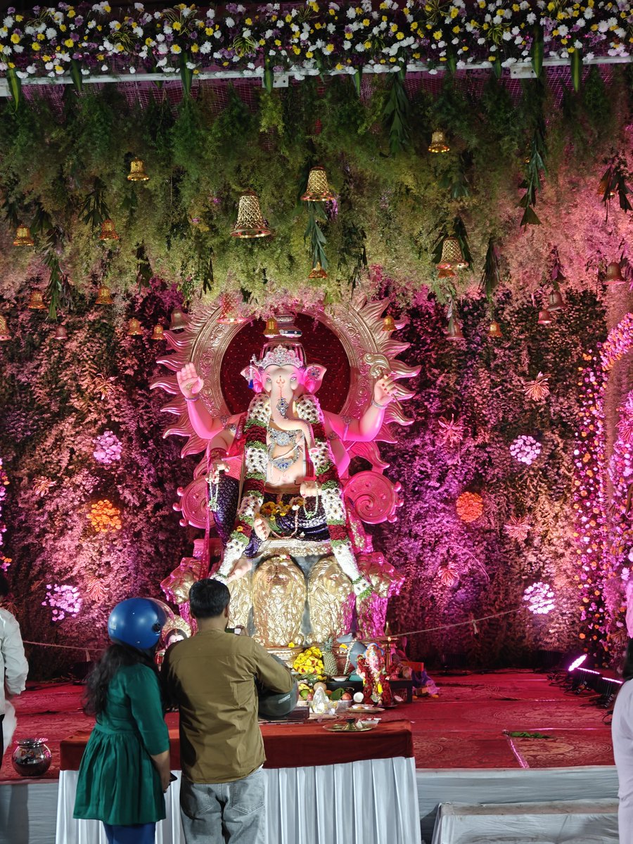 the_3d_ai_guy's tweet photo. 1 km in and realised - "Dang I'm in slippers" - now no going back

Ganesh Mandap hopping was never a part of the plan - but bruh - those were one of the most peaceful breaks I've ever taken. https://t.co/vi5OE6Fa7l
