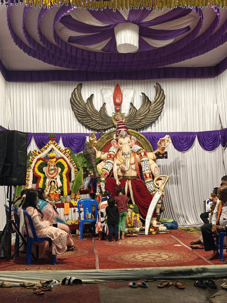 the_3d_ai_guy's tweet photo. 1 km in and realised - "Dang I'm in slippers" - now no going back

Ganesh Mandap hopping was never a part of the plan - but bruh - those were one of the most peaceful breaks I've ever taken. https://t.co/vi5OE6Fa7l