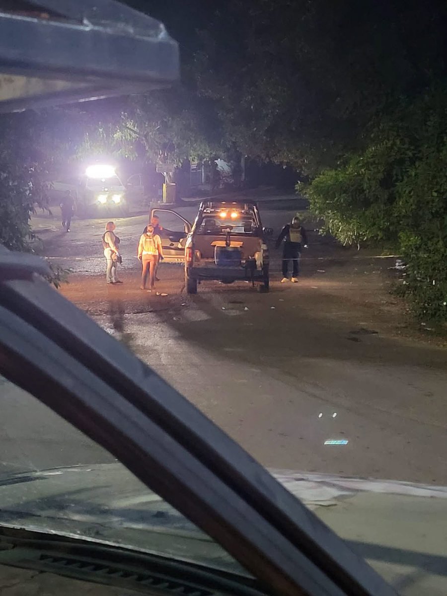 EJTO_FAM_GN's tweet photo. Apatzingán, Michoacán, 14 de septiembre del 2026.- Dos elementos de la Guardia Civil resultaron lesionados tras ser atacados a balazos por civiles armados durante un patrullaje sobre la carretera que comunica Apatzingán con la localidad de Acahuato.

Los uniformados realizaban recorridos preventivos cuando fueron sorprendidos por los agresores, por lo que repelieron el ataque. Durante el intercambio de disparos, una patrulla recibió varios impactos de bala.

Los dos agentes heridos fueron auxiliados y trasladados a un hospital, donde reciben atención médica. De acuerdo con el reporte oficial, ambos se encuentran fuera de peligro.