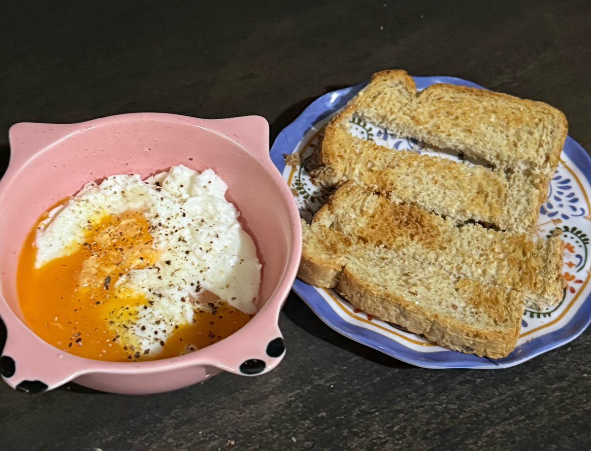 bipolarchild3's tweet photo. Monday: 

         🍓After a 30 hour fast:

⭐️ Egg and toast: 143 cal
⭐️ Panela cheese: 50 cal
⭐️ Gummies: 60 cal

          🍓 Total: 253 cal https://t.co/iA5x5xheUy