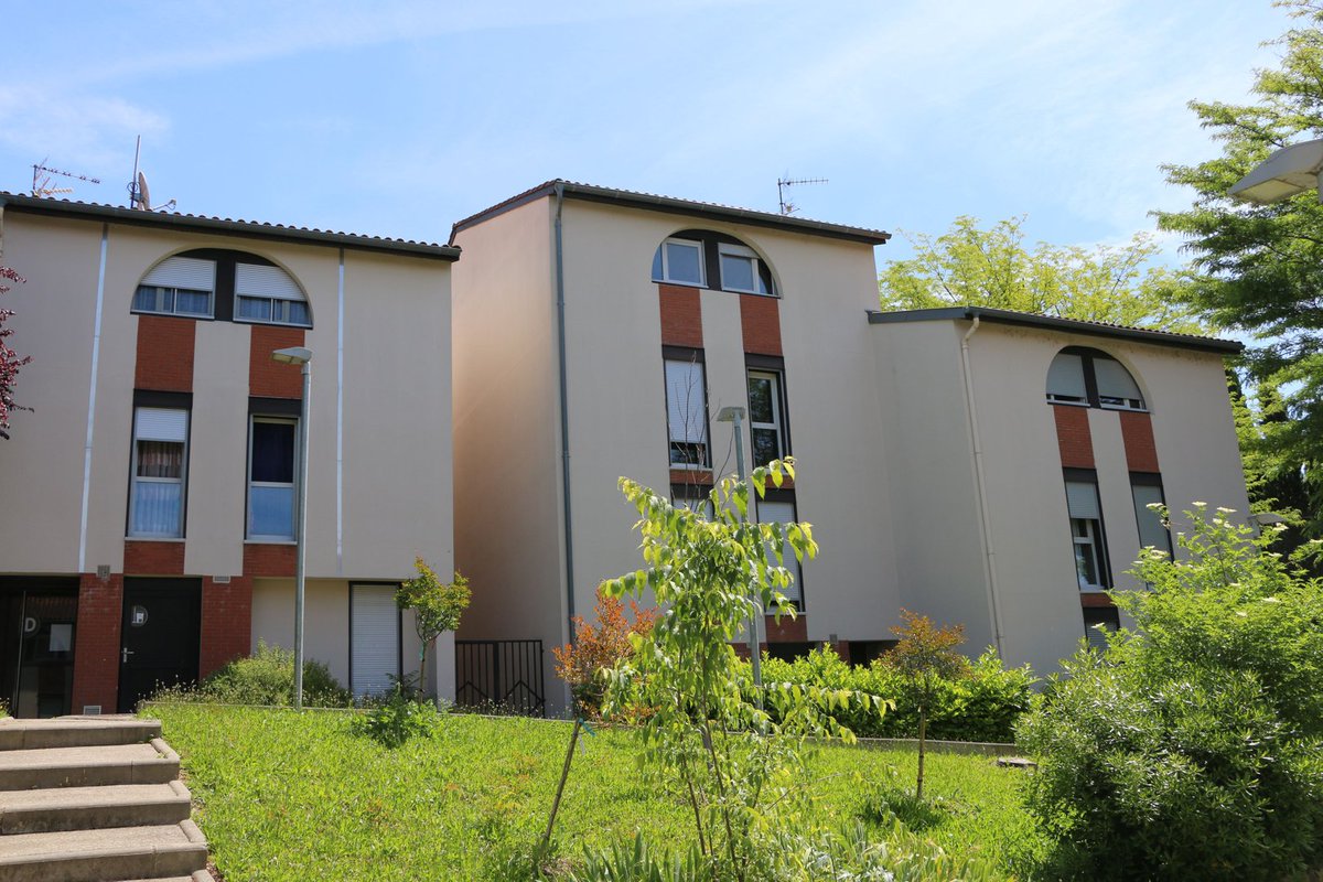 TMHabitat's tweet photo. #FiersDeNosRésidences
🏠 𝗥𝗲́𝘀𝗶𝗱𝗲𝗻𝗰𝗲 𝗠𝗮𝗺𝘆

Avec ses façades colorées, ses espaces verdoyants et son cadre de vie agréable, elle continue d’accueillir ses habitants dans un environnement calme et convivial, au cœur d’un quartier en pleine évolution. 📆

#HLM #Mamy #Tou https://t.co/O35rZa1rfo