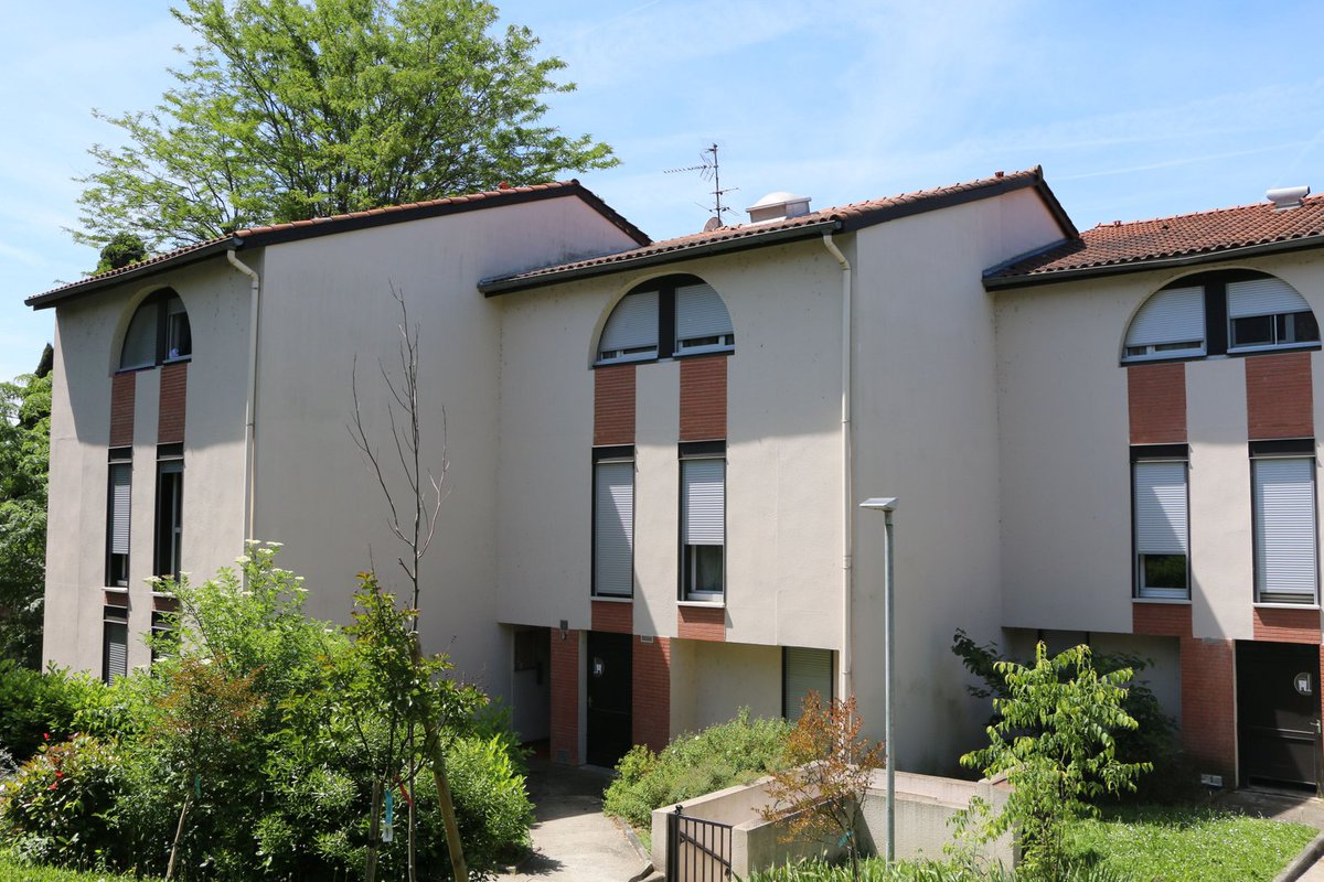 TMHabitat's tweet photo. #FiersDeNosRésidences
🏠 𝗥𝗲́𝘀𝗶𝗱𝗲𝗻𝗰𝗲 𝗠𝗮𝗺𝘆

Avec ses façades colorées, ses espaces verdoyants et son cadre de vie agréable, elle continue d’accueillir ses habitants dans un environnement calme et convivial, au cœur d’un quartier en pleine évolution. 📆

#HLM #Mamy #Tou https://t.co/O35rZa1rfo