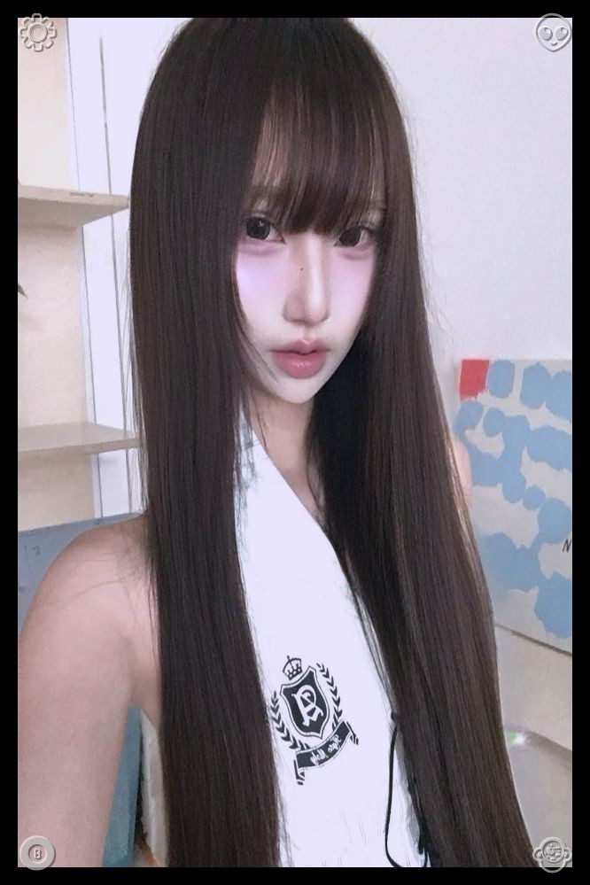 tonotya1's tweet photo. 🐼Picked strawberries in the garden and made jam. Standing before the bathroom mirror, phone in hand, I use one finger to fix my hair. The morning light comes through the window, blurring the contours of my face, and I lift my chin just a bit, about to freeze this peaceful mo https://t.co/93IAKdEFaE