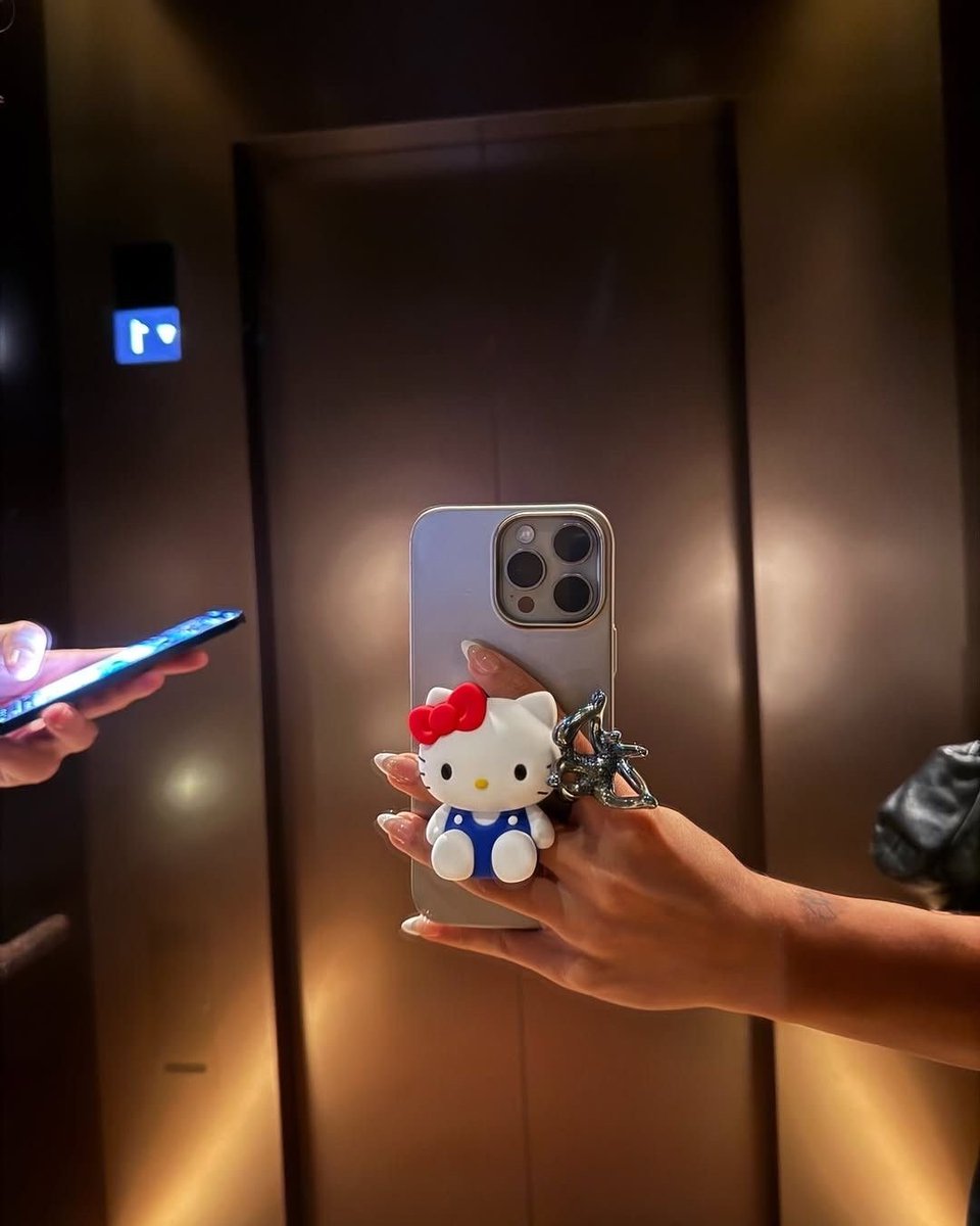 galactamelanin's tweet photo. it’s hello kitty’s world and we’re just living in it 🐱 https://t.co/CcyCoNGOAR