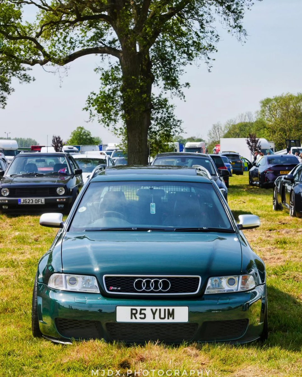 Anki_an7's tweet photo. My favourite car at Suffolk Cars and Coffee: a stunning 2001 B5 RS4 in Goodwood Green. Forged engine, 623bhp, 772Nm, B7 RS4 brakes and Kansei wheels. https://t.co/mIikR6prBp