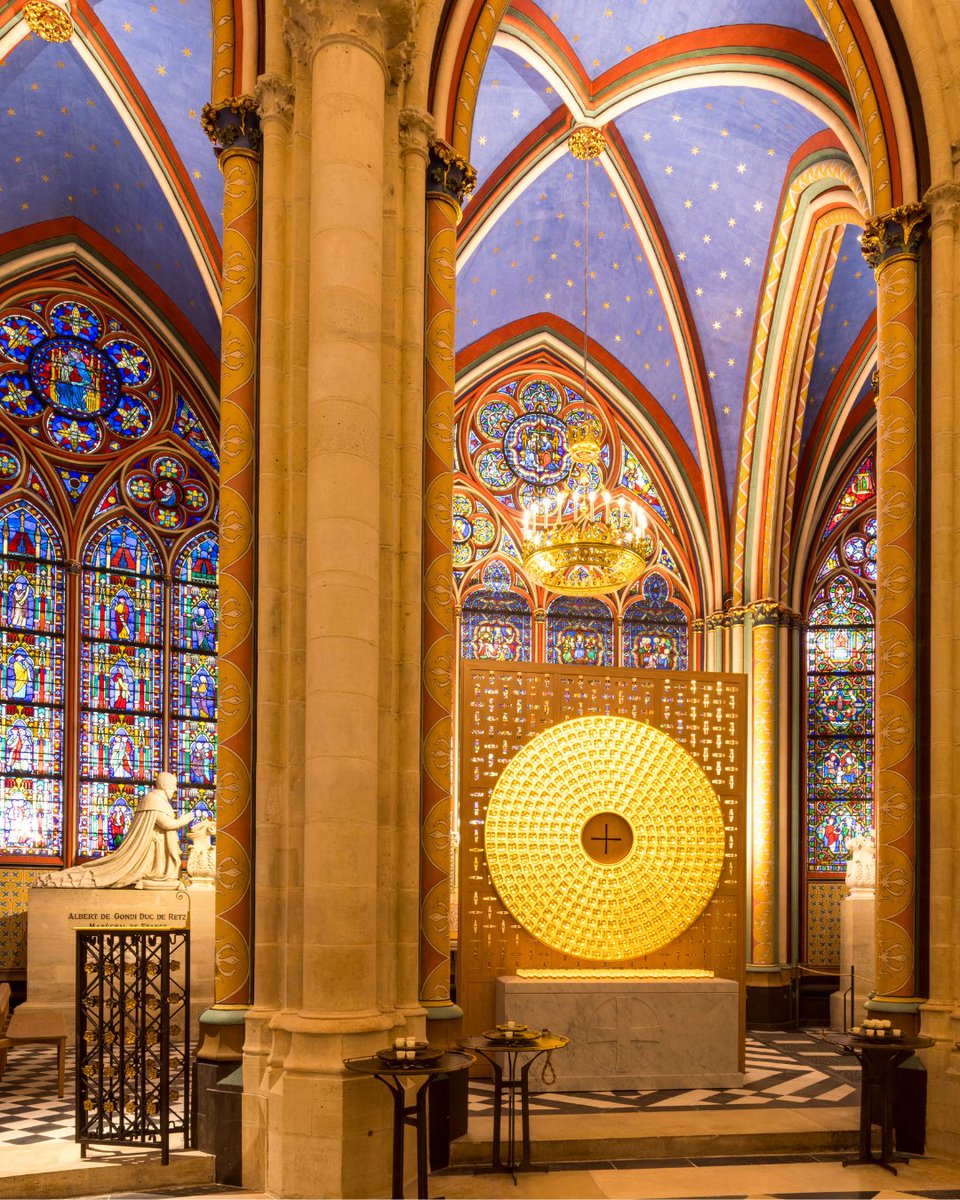 notredameparis's tweet photo. 👉 Le 15 septembre, le lendemain de la fête de la Croix glorieuse, l'Église fait mémoire de la bienheureuse Vierge Marie des douleurs.

📖 D'après les Écritures, les sept douleurs de la Vierge furent la prophétie de Siméon, la fuite en Égypte, la disparition de Jésus au Temple, la rencontre de Jésus et Marie sur le chemin de la croix, la crucifixion du Christ, la descente de la croix et la mise au tombeau. 

🙏 À Notre-Dame de Paris, la chapelle Notre-Dame-des-Sept-Douleurs se situe au cœur du déambulatoire, face au chœur. Tournée vers l’autel et le sanctuaire, elle rappelle la proximité profonde qui unit Marie à son fils, jusque dans sa Passion.

👑 La chapelle abrite également le reliquaire de la Sainte Couronne d’épines, relique intimement liée à la Passion du Christ. Sa présence auprès de la dévotion à Notre-Dame-des-Sept-Douleurs souligne ainsi le lien indissociable entre Marie et Jésus : la mère qui accompagne son fils jusque dans la souffrance et au pied de la Croix.

#notredame #notredamedeparis #couronnedepines #septdouleurs