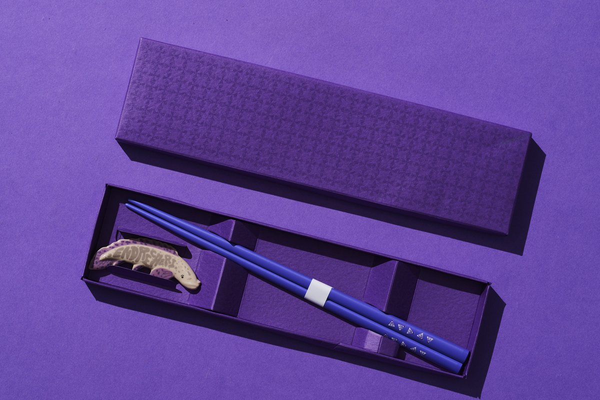 MUSUBI_CREATIVE's tweet photo. 平安神宮奉納演奏2026箸＆箸置きセットのグッズ制作・製造のお仕事をさせて頂きました。

天然木に塗装を施し、さりげなくSankakuをあしらった“箸”と、エンドリケリーデザインの“箸置き”をセットにしました。
紙製のオリジナルケース付きで、ご自身用はもちろん、贈り物にもおすすめです。

#堂本剛 #平安神宮奉納演奏 #musubi #musubi_inc #株式会社むすび
@hotcake_staff