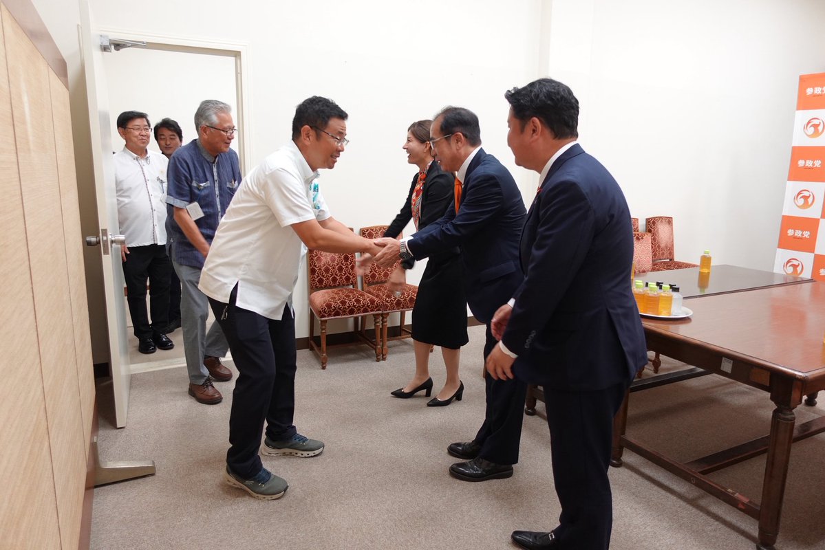 andouhiroshi's tweet photo. 早速沖縄県知事選挙で勝利された古謝げんたさんが、参政党にご挨拶に来てくださいました。
重責ですが、県民のために頑張っていただきたいと思います。

神谷代表は海外出張のため、在京の役員でお迎えさせていただきました。 https://t.co/fKktS9u3cw