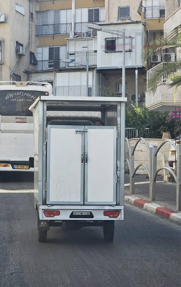 Haskupim's tweet photo. חדשות הסקופים
*לרגע חשבו שמדובר בפרשים* | הבוקר ברחובות בני ברק: תושבים חשבו שהמשטרה הביאה פרשים לקראת הפגנה, עד שמקרוב התברר שמדובר בנגרר של קולנועית המסיע ילדים לבתי החינוך. | צפו🎥 https://t.co/JadV5tisyi