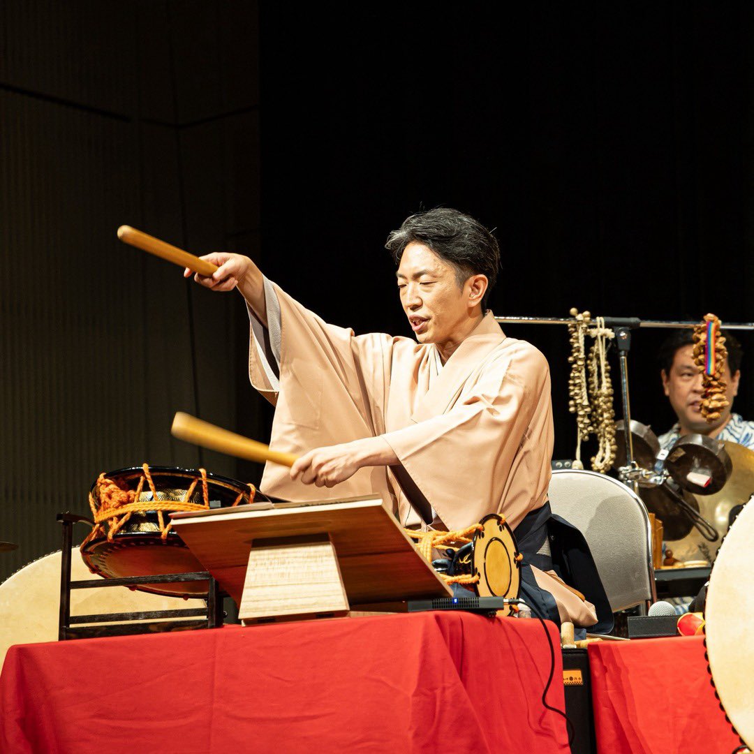 oha_pro's tweet photo. お囃子プロジェクトVol.22公演
たくさんのお客様にお越しいただき、本当にありがとうございました。おかげさまで、二回公演とも無事に終えることができました。

今回の編成は、笛・サクソフォン・三味線・ギター・スーザフォン・民謡囃子・パーカッションと、初めてのジャンルもはいって、さらに幅広いジャンルのゲストの皆さんに参加いただきました。

囃子の音色がいろんな楽器と溶け合う中、お客様からも「編成が変わって一段と楽しかった」「音色や掛け声が渋くてかっこいい」と嬉しいお言葉をたくさんいただき、とても励みになりました！

開演前の小鼓体験コーナーにも多くの方が参加してくださり、お囃子仲間がまた増えたことも、何より嬉しく思っています。

これもいつも支えてくださる皆さんのおかげです。心から感謝いたします。

次回は
2027年1月9日（土）
新春ライブお囃子プロジェクトinかなっくホール
となります🎶

これからも楽しいコンサートを続けてまいりますので「お囃子プロジェクト」を
よろしくお願いいたします✨

#おはプロ #お囃子プロジェクト #小鼓
#締太鼓 #伝統芸能

撮影
@macographer_p1106