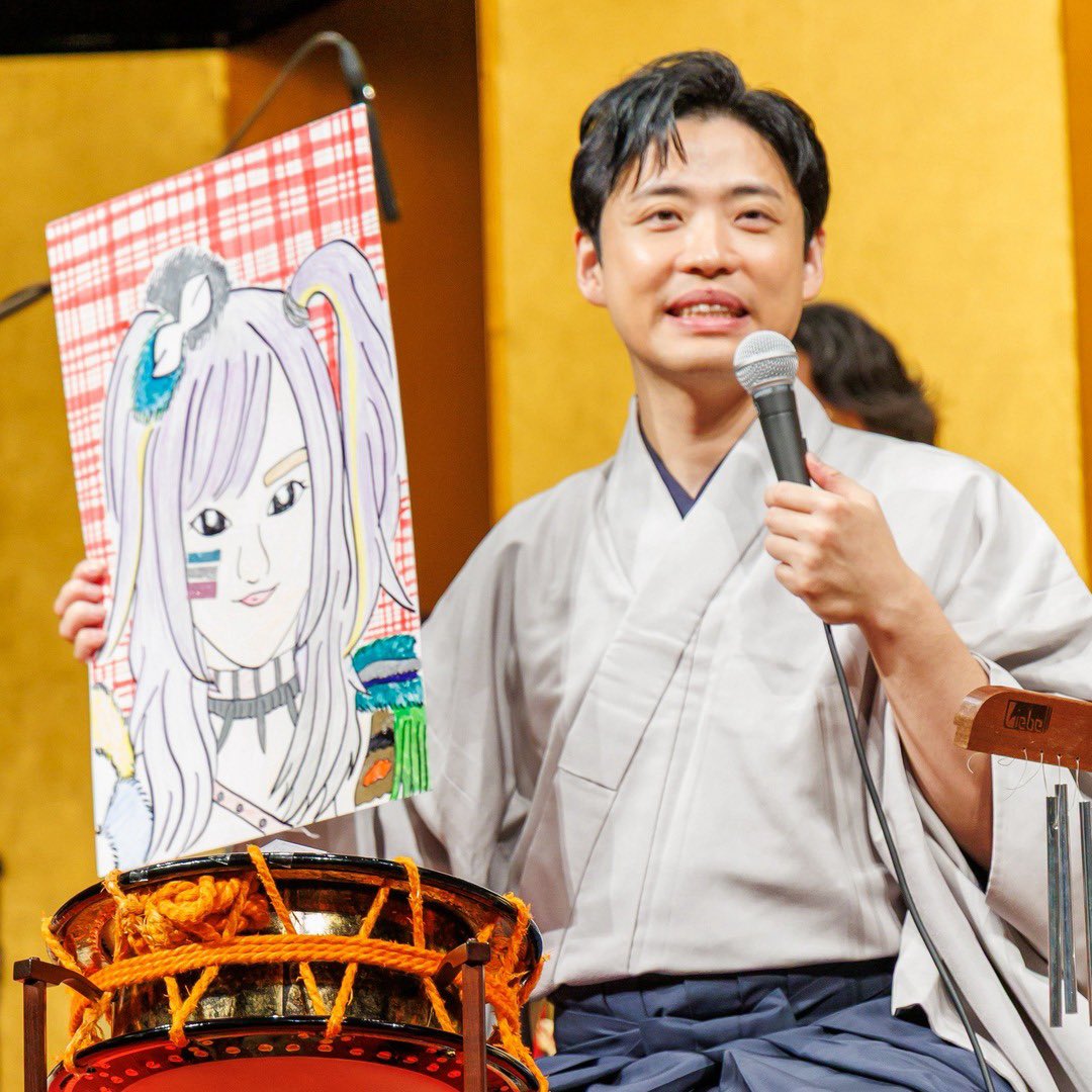 oha_pro's tweet photo. お囃子プロジェクトVol.22公演
たくさんのお客様にお越しいただき、本当にありがとうございました。おかげさまで、二回公演とも無事に終えることができました。

今回の編成は、笛・サクソフォン・三味線・ギター・スーザフォン・民謡囃子・パーカッションと、初めてのジャンルもはいって、さらに幅広いジャンルのゲストの皆さんに参加いただきました。

囃子の音色がいろんな楽器と溶け合う中、お客様からも「編成が変わって一段と楽しかった」「音色や掛け声が渋くてかっこいい」と嬉しいお言葉をたくさんいただき、とても励みになりました！

開演前の小鼓体験コーナーにも多くの方が参加してくださり、お囃子仲間がまた増えたことも、何より嬉しく思っています。

これもいつも支えてくださる皆さんのおかげです。心から感謝いたします。

次回は
2027年1月9日（土）
新春ライブお囃子プロジェクトinかなっくホール
となります🎶

これからも楽しいコンサートを続けてまいりますので「お囃子プロジェクト」を
よろしくお願いいたします✨

#おはプロ #お囃子プロジェクト #小鼓
#締太鼓 #伝統芸能

撮影
@macographer_p1106