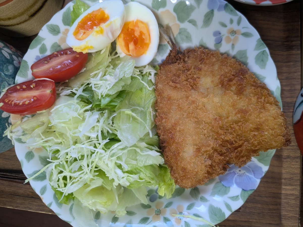 h_secondlife's tweet photo. スーパー行ったら高い...すべてが高い...魚が高い...うなぎの方が食べられる身の量を加味すると割安感がある
今まであった98円の野菜や豆腐は128円になってた
アジフライも上がってた
野菜切って置いただけ
高いし十分や!!😤

#おうちご飯 https://t.co/Hrn0cIVtT1