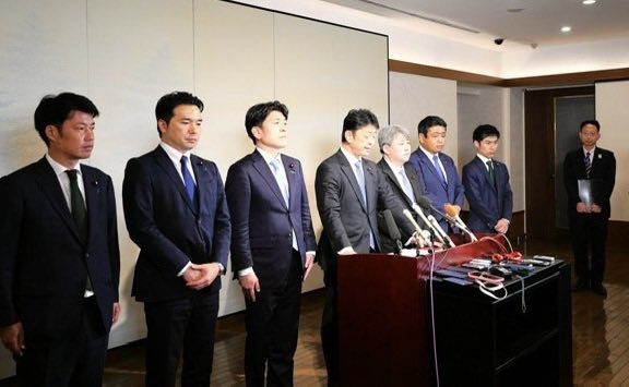 ProfShimada's tweet photo. 日中友好議連の訪中団（国会議員8人）は、中国外務省の次官補と会っただけで帰ってきたという。
それなら東京で中国大使に会う方が格が高い。
国辱ものの税金浪費と言えるだろう。 https://t.co/BQkqqRA9Ec