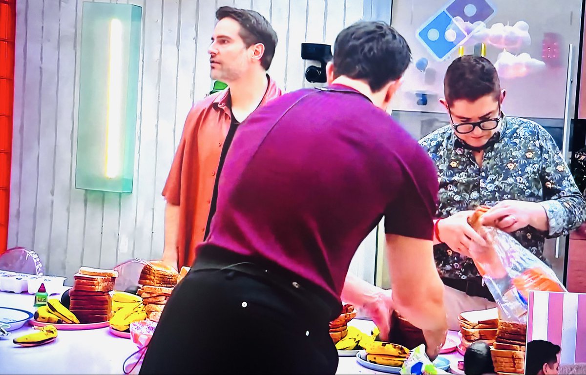 Misael_i's tweet photo. Karina dice : no quiero convertirme en ese personaje que dice : No muerdas mi pan 🥖, me robaré la comida en la noche 

#LaCasaDeLosFamososMx #LCDLFMX https://t.co/zfHaZMVOYu