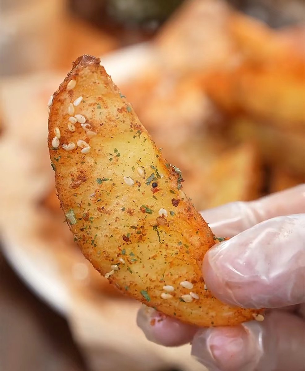 blueh415482's tweet photo. Crispy oven-baked potato wedges with garlic and paprika—crunchy outside, fluffy inside, 20 mins to make, perfect as a quick snack! https://t.co/Tay5Si3K8x