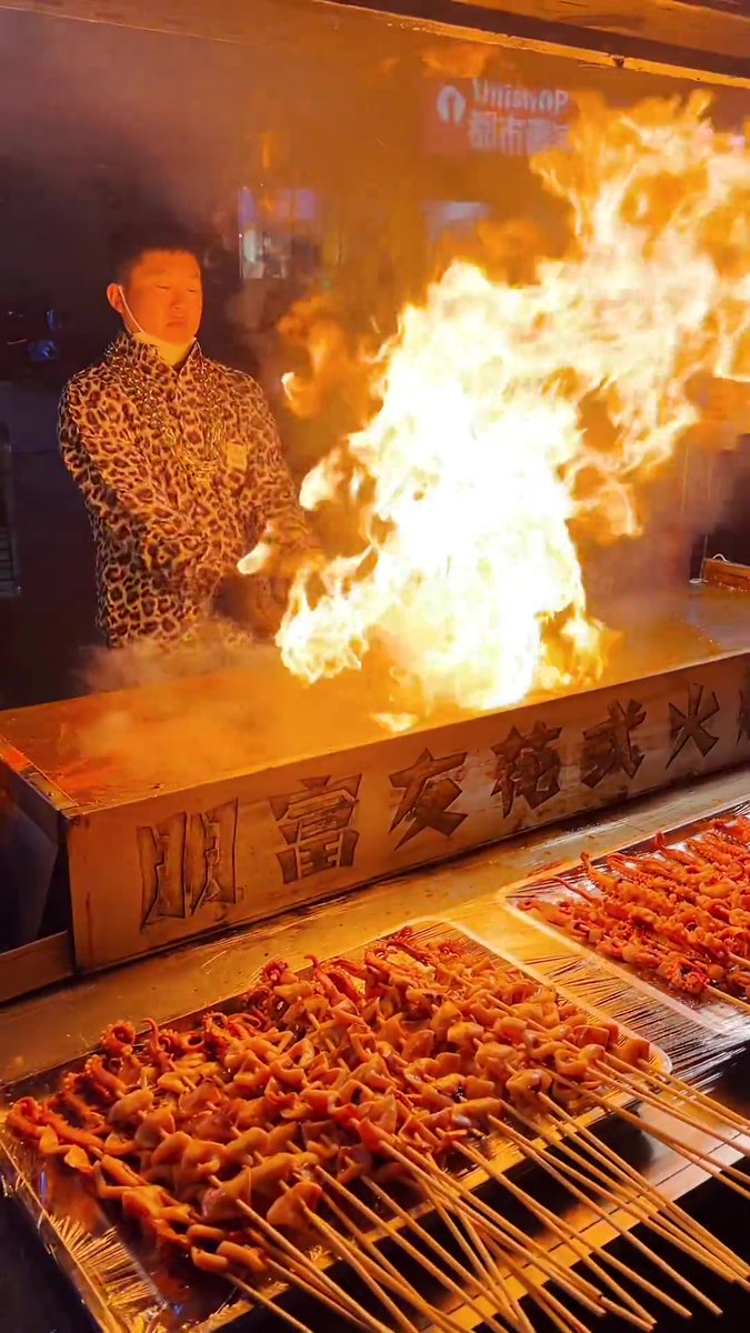 lowbn182634's tweet photo. Craving crispy golden fried squid skewers from the roadside stall! Hot, savory, and the perfect late-night street snack fix. https://t.co/tPbyuTwJYz