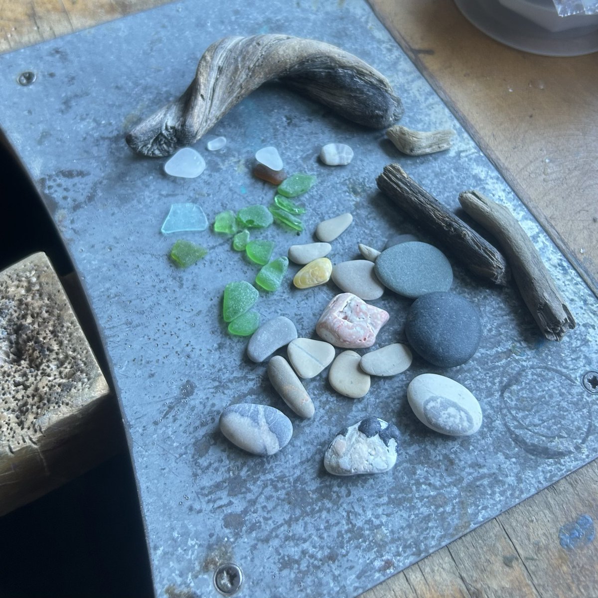 Dfishbones's tweet photo. Denizin hediyeleri… 🌊 Deniz camları, driftwoodlar ve farklı boyutlardaki taşlar şimdi tezgâhımda. Her biri dalgaların, zamanın ve yolculukların bıraktığı küçük bir iz. ✨ Bakalım nelere dönüşecekler…
https://t.co/duZkctZUfZ https://t.co/MasmsLBNpU