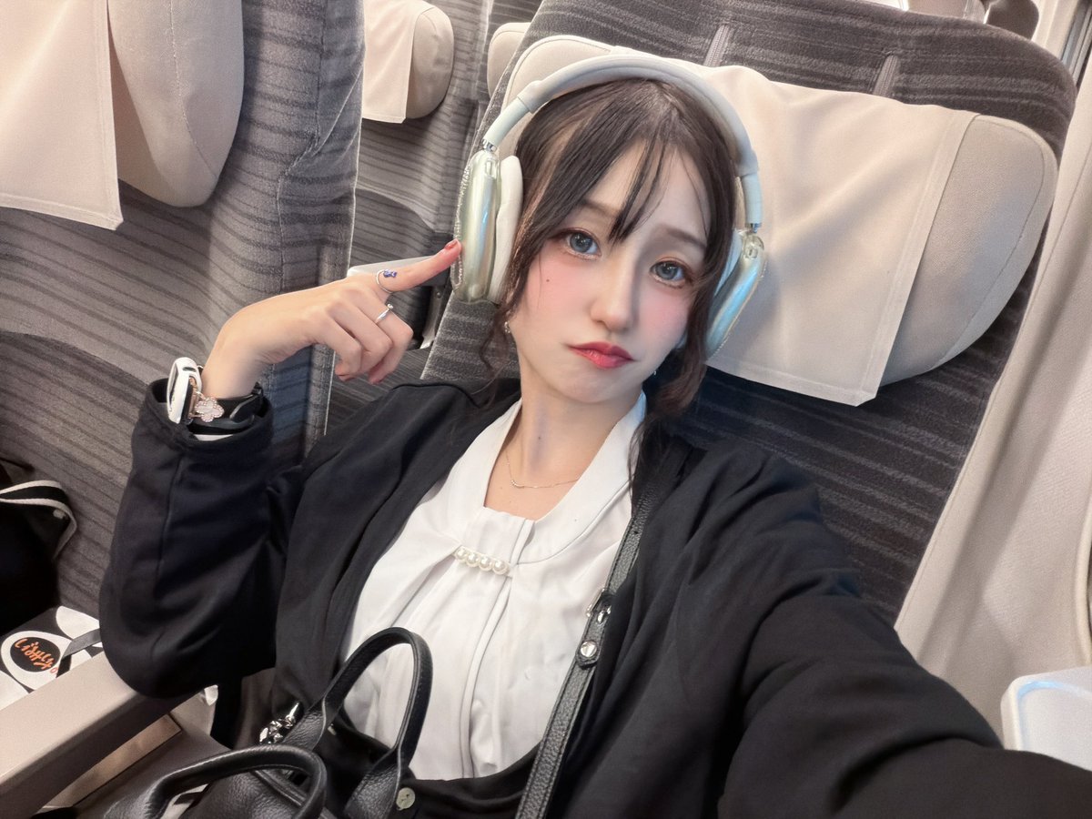 rioa2004's tweet photo. 新幹線なうー！素早い行動！
今日の負け飯！！

そいえば今日すごく清楚系な服装だったんだよ？？

よくない？

ビジュ花丸かとぅと H&amp;Rハルで
やけ酒しよーぜ！！！笑

テキーラ！笑
テキーラー！！笑🍶 https://t.co/KsIHad3yjr