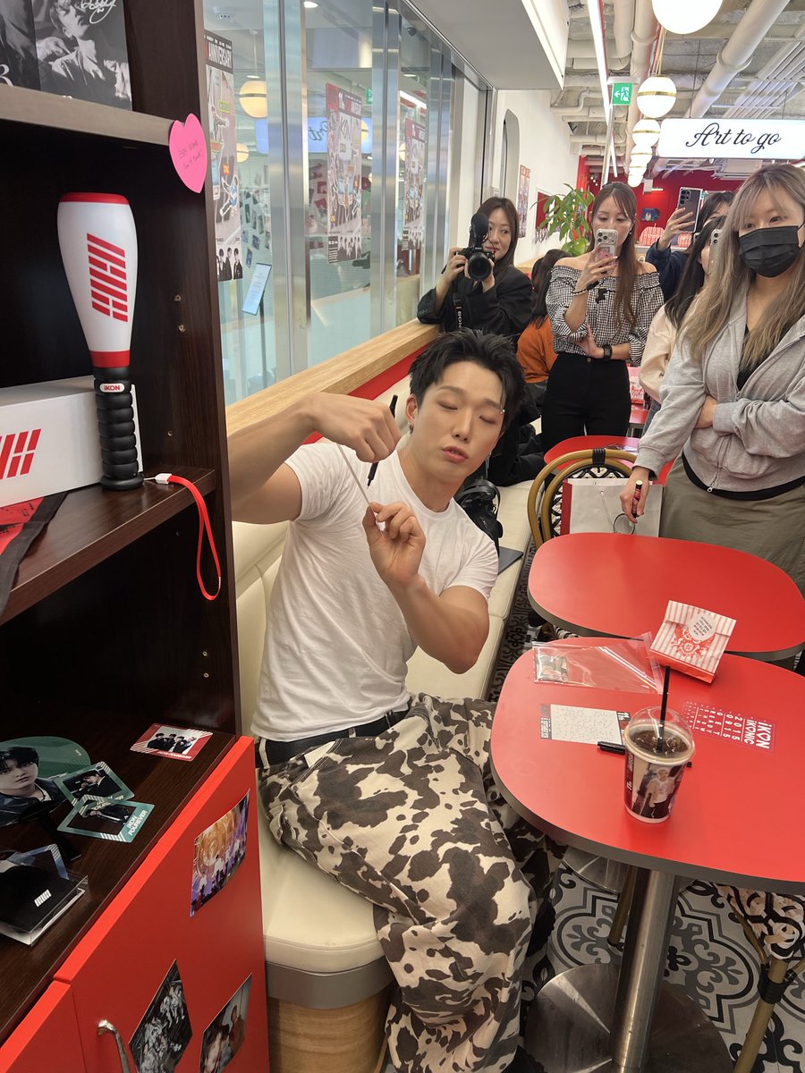 sinosijak95's tweet photo. And look who I just met

#ForeverSti11withiKON
#아이콘과함께한11년
#iKON #아이콘 @iKONIC_143

IT'S THE KIM BOBBY @bobbyranika https://t.co/0GiPaDI9xA
