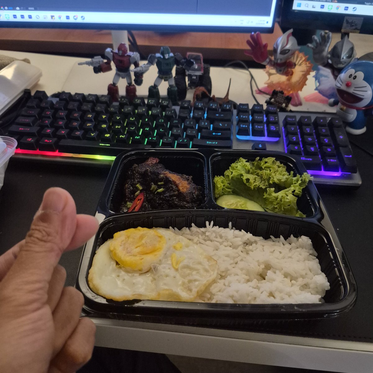 velakilirgin's tweet photo. Dah bosan asyik mamak je kt office ni, order nasi ayam kam heong dari @nur_auroraaa . Lauk ayam sedap, sedikit pedas kena ngn tekak saya! Nasi pn just nice kuantiti dia. Harga pun berpatutan! Saya bg 5 ⭐️! https://t.co/M7mUDJzj5h