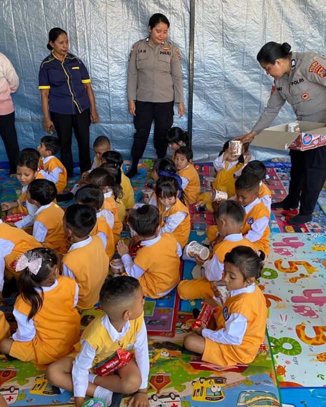 Res1Tulungagung's tweet photo. Polwan Polres Sikka menggelar kegiatan trauma healing bagi anak-anak TK Kemala Bhayangkari 07 Maumere sebagai bentuk pendampingan psikologis pascagempa yang mengguncang Flores. 

Polri #SiagaHadapiBencana dan Terus Berkomitmen Percepat Pemulihan Kondisi Indonesia https://t.co/R9IRnN0p1W