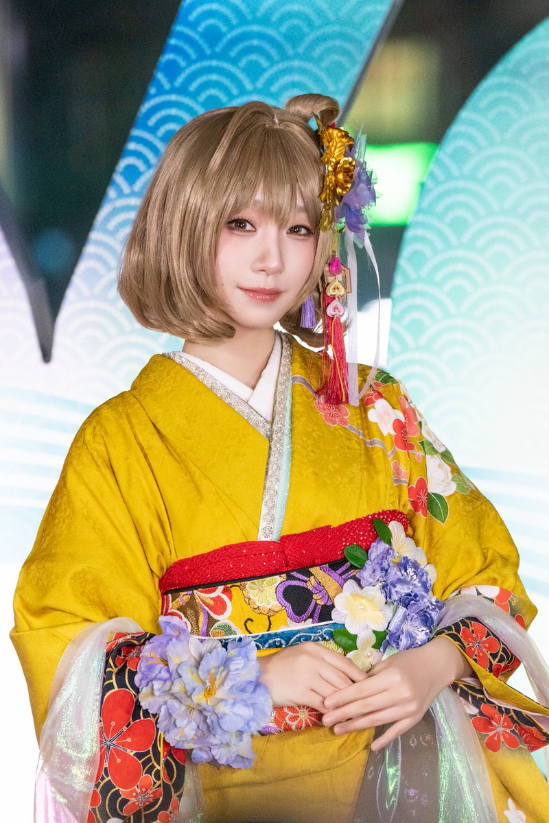 iorimoe_five's tweet photo. 昨日は京都駅にて、村上奈津実さんと京都市観光局長の草木さんとアニスと、記者発表会＆京都タワー点灯式に登壇させていただきました！

今回着させていただいたのは、描き下ろしのアニスをもとに京都の職人さんが手描友禅で仕立ててくださった、世界に一着だけの特別なお着物でした🥹

京友禅を着るのも初めてだったので、間近で見る繊細な柄や色使いにずっと感動してました！

ずっと #NIKKE をプレイしている一指揮官として、京都の街にNIKKEの世界が広がっている光景を見られたのが本当に嬉しかったです！
描き下ろしの和装 #ニケ たちも本当に可愛いので、指揮官のみんなもぜひ京都を巡って、本日から始まる「#NIKKEin京都 2026」を楽しんでね〜！☺️

#伊織もえ出演情報