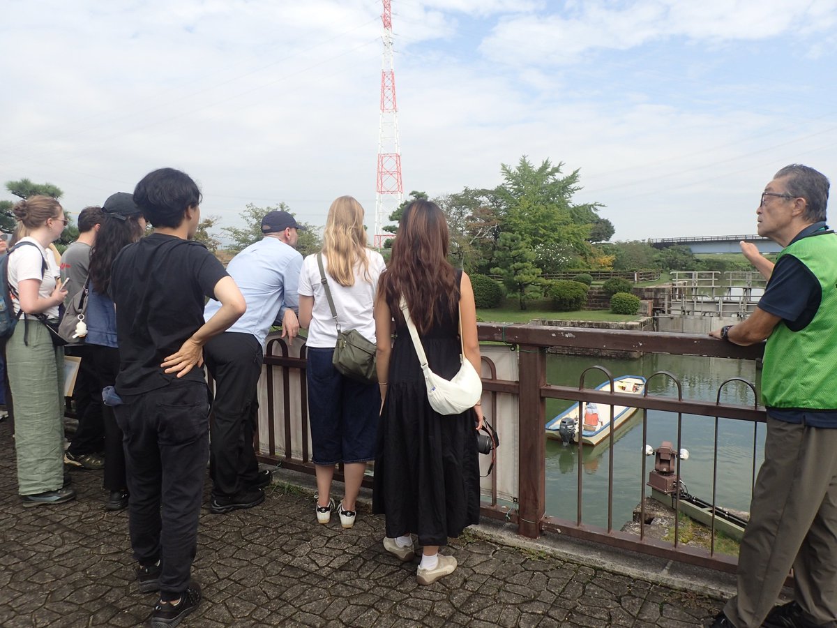mlit_kisokaryu's tweet photo. 9月12日（土）#ヨハネス・デ・レーケ氏 のご子孫（曾孫）が #船頭平閘門公園 と #木曽川文庫 を訪問されました。
木曽三川の治水事業に尽力された、デ・レーケ氏の功績や歴史資料をご覧いただきながら、ゆかりの地をご案内しました。

#木曽川下流河川事務所 #木曽三川 #船頭平閘門 https://t.co/dCRQWUut7f