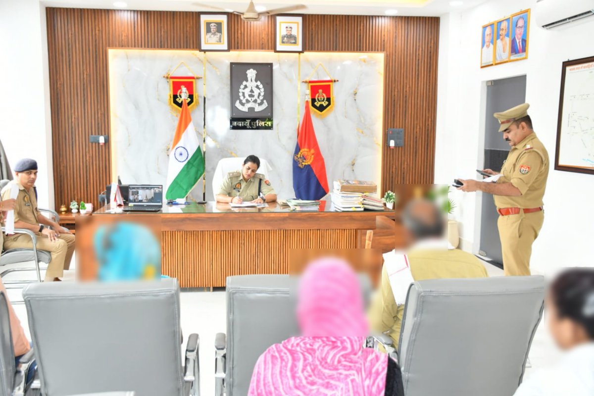 budaunpolice's tweet photo. #SSP @budaunpolice द्वारा पुलिस कार्यालय पर वीडियो कॉन्फ्रेंसिग के माध्यम से थाने पर आये शिकायतकर्ता व कार्यालय पर जनसुनवाई में उपस्थित शिकायकर्ताओं की समस्याओं को सुनकर उनके समयबद्ध व गुणवत्तापूर्ण निस्तारण हेतु संबन्धित को आवश्यक दिशा-निर्देश दिए गये। #UPPolice  #Jansunwai https://t.co/Nldyzh5NPU