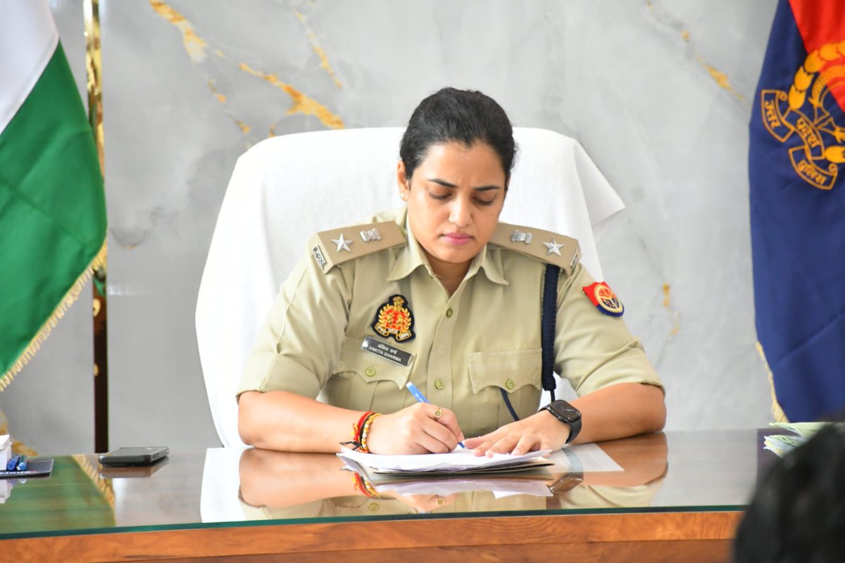 budaunpolice's tweet photo. #SSP @budaunpolice द्वारा पुलिस कार्यालय पर वीडियो कॉन्फ्रेंसिग के माध्यम से थाने पर आये शिकायतकर्ता व कार्यालय पर जनसुनवाई में उपस्थित शिकायकर्ताओं की समस्याओं को सुनकर उनके समयबद्ध व गुणवत्तापूर्ण निस्तारण हेतु संबन्धित को आवश्यक दिशा-निर्देश दिए गये। #UPPolice  #Jansunwai https://t.co/Nldyzh5NPU