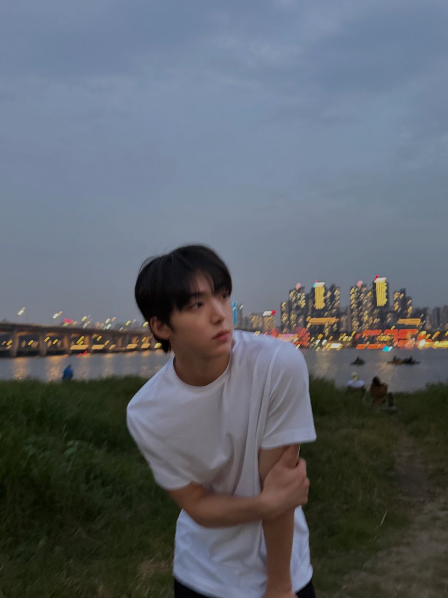IDID_starship's tweet photo. [🌠] #백준혁_DID
IDID의 첫 번째 생일을 축하합니다👏
그냥 백준혁으로 살다 IDID 백준혁으로 살게 된지 오늘부로 1년이 다 됐는데 뭔가 마음이 싱숭생숭 복잡해
최고의 한 해였던 것 같기도 하고 또 앞으로 남은 해 중 제일 덜 행복했던 해가 될 것만 같기도 하다…
그냥 IDID 백준혁이면 모르겠지만 WITHID이 항상 우리와 함께한다 생각하니까 왜인지 모를 자신감이 생기는데 그것 덕분에 이런 생각도 드는 것 같아.
1년 동안 함께 너무 고생 많았고 다음 2주년도 잘 부탁할게 항상 고맙고 아낀다ㅏ

#IDID #아이�� 
#BAEKJUNHYUK #백준혁