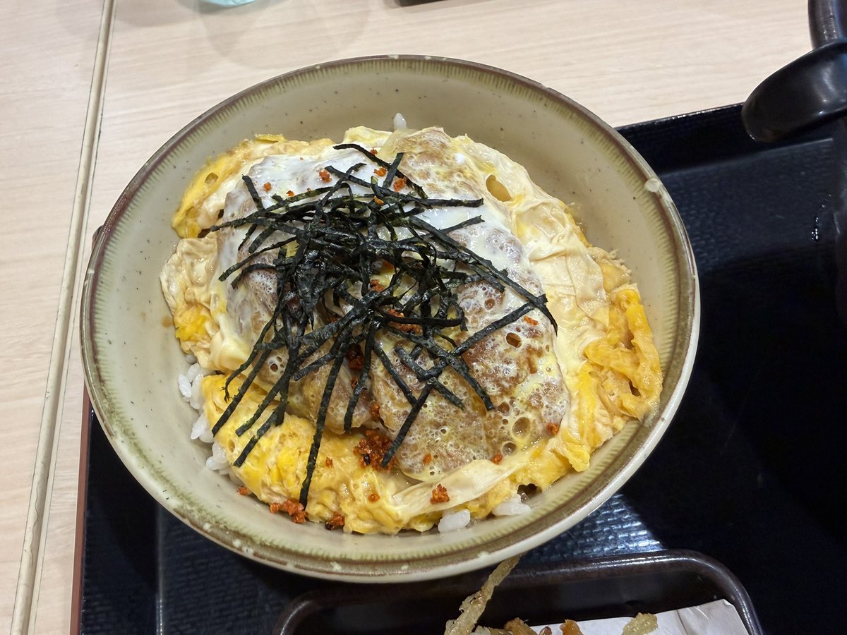 obakuwa's tweet photo. 今日の朝ごはんはゆで太郎です♪
久しぶりのカツ丼セットを、サービス券の
かき揚げももらいアツアツのかき揚げと
カツ丼でまいう〜でした😋
#ゆで太郎 #朝定食 #カツ丼 #ミニカツ丼セット #そば #そば屋 #瑞穂店 https://t.co/OyGKcud3dZ