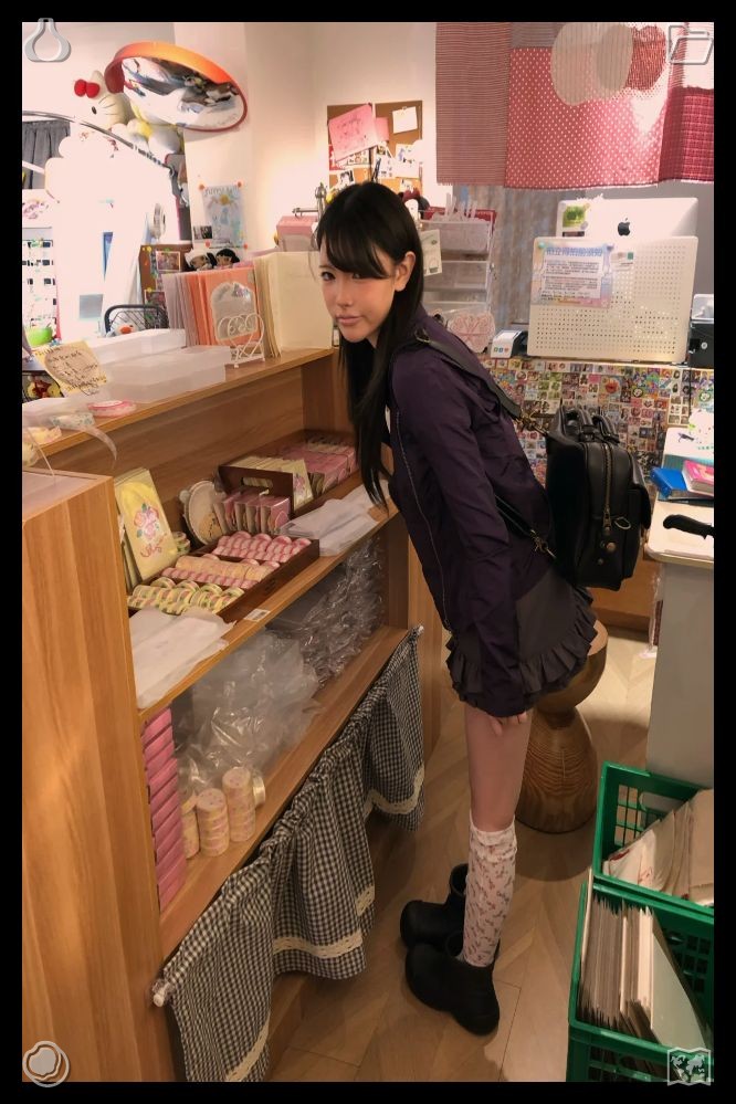 tcaash1_'s tweet photo. 📚Phone tucked in a winter coat pocketOnce the tour wraps up, I roam around Gràcia, a fashionable district brimming with shops, coffee spots, and street art, pausing there to take in vibrant murals and graffiti, each one conveying its own distinct tale. https://t.co/5tHvHrQPWA