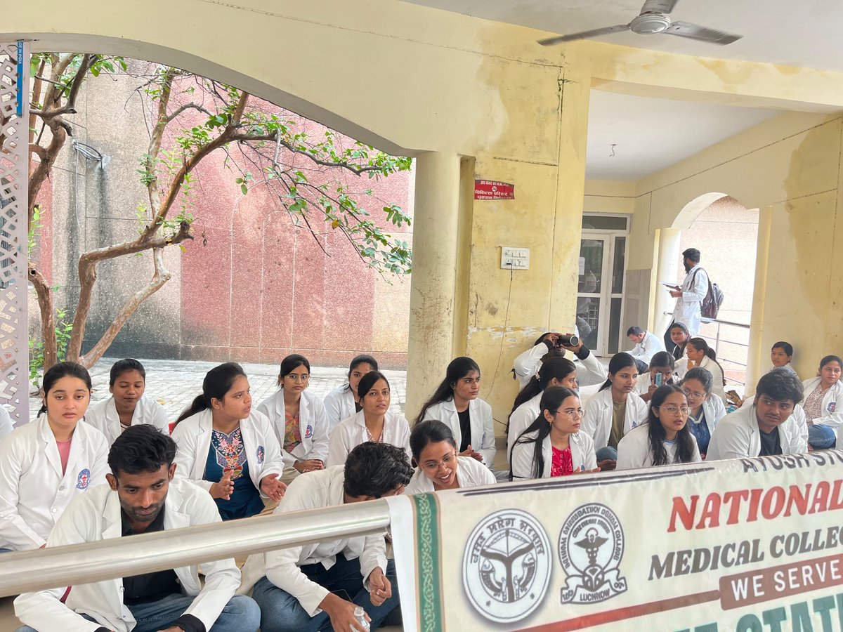 ShikhaPraj9kuu's tweet photo. एकजुट AYUSH छात्रों की एक मांग—Equal Stipend, ₹25K Stipend।
@ayushupdept @dayalugurubjp @SureshKKhanna @CMOfficeUP @upayushdept @moayush
#AYUSHStipend25K https://t.co/C6p1zA45cg