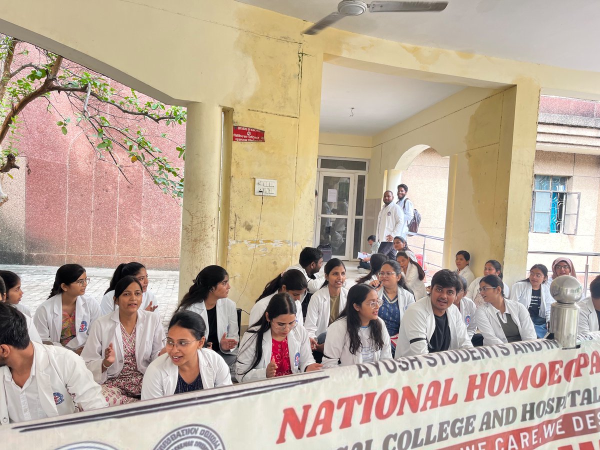 ShikhaPraj9kuu's tweet photo. एकजुट AYUSH छात्रों की एक मांग—Equal Stipend, ₹25K Stipend।
@ayushupdept @dayalugurubjp @SureshKKhanna @CMOfficeUP @upayushdept @moayush
#AYUSHStipend25K https://t.co/C6p1zA45cg