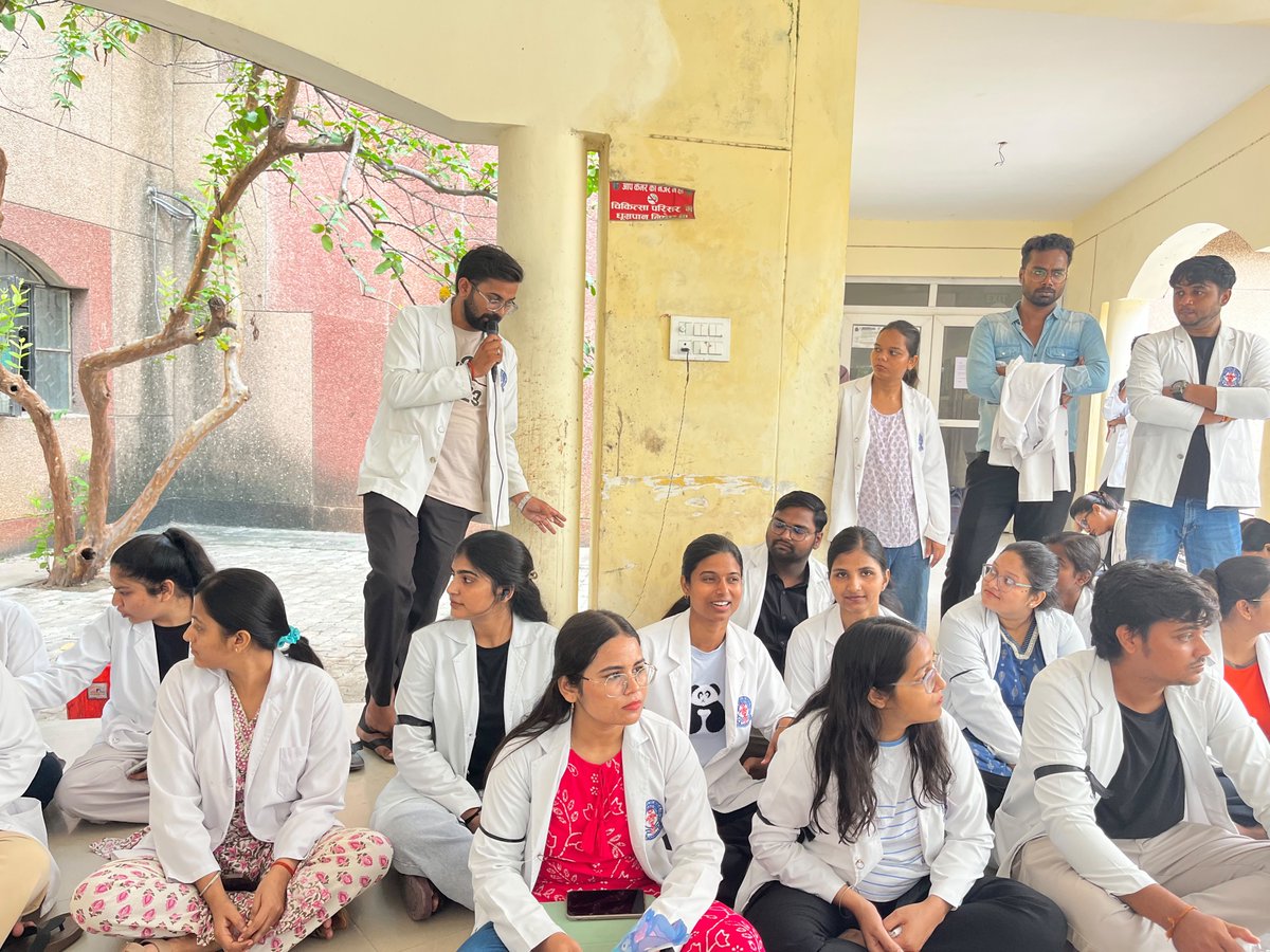 ShikhaPraj9kuu's tweet photo. एकजुट AYUSH छात्रों की एक मांग—Equal Stipend, ₹25K Stipend।
@ayushupdept @dayalugurubjp @SureshKKhanna @CMOfficeUP @upayushdept @moayush
#AYUSHStipend25K https://t.co/C6p1zA45cg