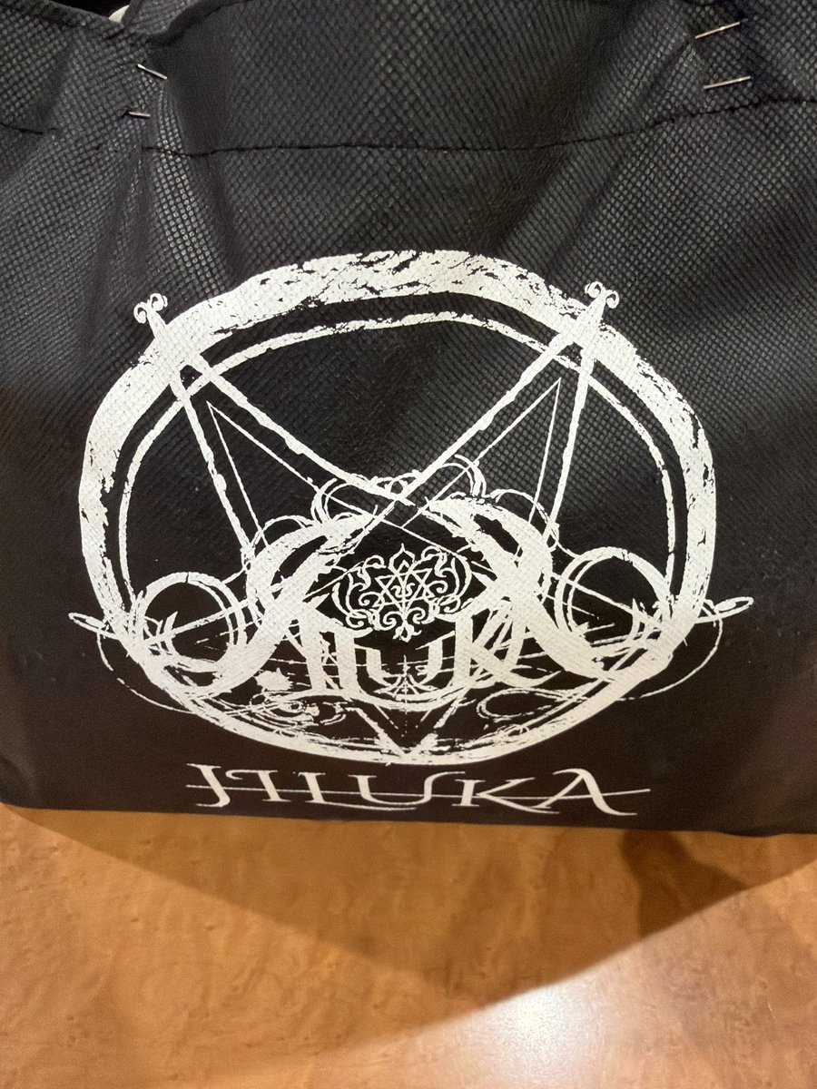 YmTrebol's tweet photo. 使い倒してる😊

重さで紐がブチ切れたけど安全ピンで止めて🧷最後までコイツと一緒に通うのだ⤴︎✨

ヘルメット持っての電車移動なんだか不思議な気持ち🤭 https://t.co/ABb5whGnxd